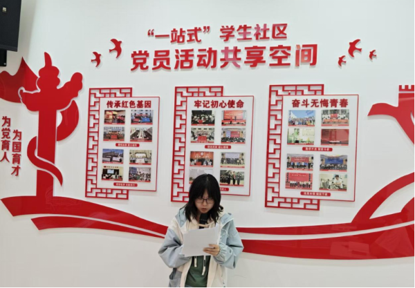 学员代表声情并茂地朗读书籍节选.png
