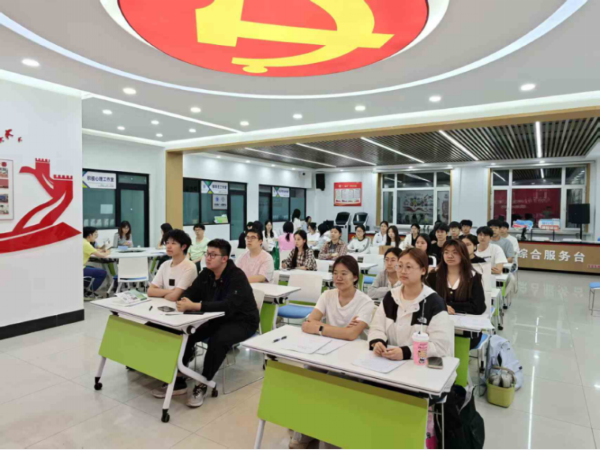 认真参与活动的同学.png